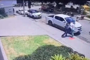 Com filho no colo, homem agride ex-mulher em MG; veja vídeo