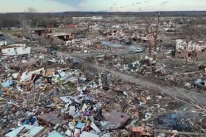 Mortos por tornados nos EUA passam de 90, e equipes buscam sobreviventes