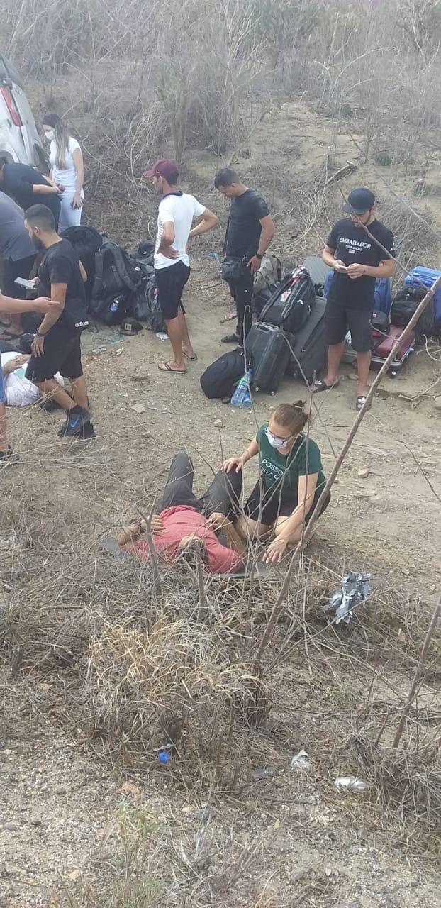 Cantor fez show na noite do último domingo (19), na cidade de São Bento. Veículo com equipe de Gusttavo Lima capota na Paraíba