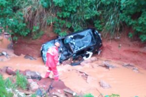 Enxurrada arrastou carro por 400 metros e veículo chegou a ficar submerso (Foto: Bombeiros)