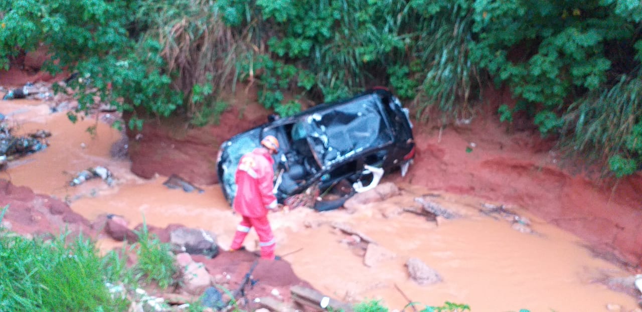 Enxurrada arrastou carro por 400 metros e veículo chegou a ficar submerso (Foto: Bombeiros)