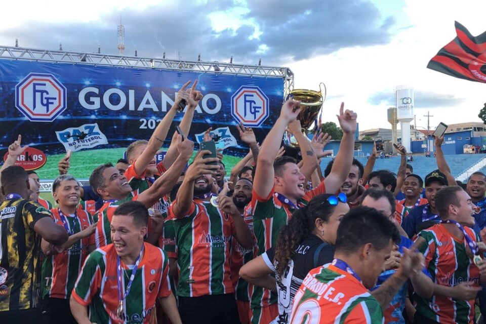 Jogadores do Cerrado comemoram o título da Terceira Divisão do Goianão