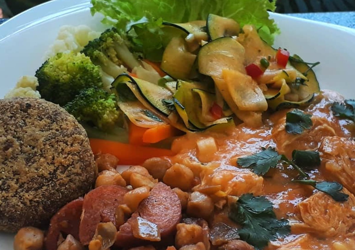 Bobó de nata de soja e grão de bico especial com linguiça, opção para pedir comida vegana em Goiânia 