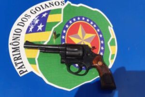 Revólver foi apreendido com uma munição. (Foto: Divulgação/PM)