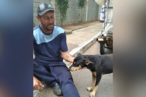 Catador de recicláveis ajuda motorista com defeito no carro em Aparecida