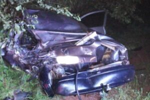 GM Corsa estava com defeito e foi atingido pela caminhonete na GO-330. (Foto: Divulgação/PM)