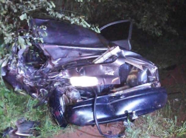 GM Corsa estava com defeito e foi atingido pela caminhonete na GO-330. (Foto: Divulgação/PM)