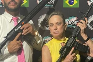 "Nova aquisição", diz deputada Magda Mofatto ao posar com fuzil AR-15
