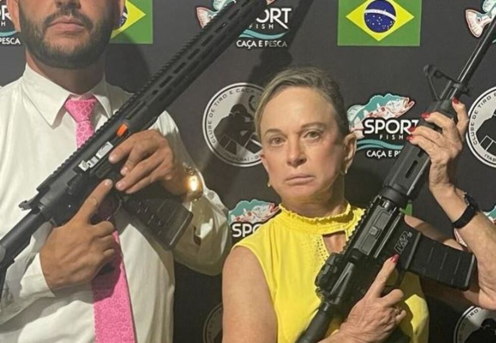 "Nova aquisição", diz deputada Magda Mofatto ao posar com fuzil AR-15