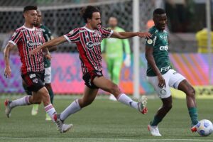 Jogadores do Palmeiras e São Paulo durante jogo
