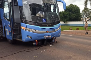 Motociclista fica ferida após colidir com ônibus em Caldas Novas