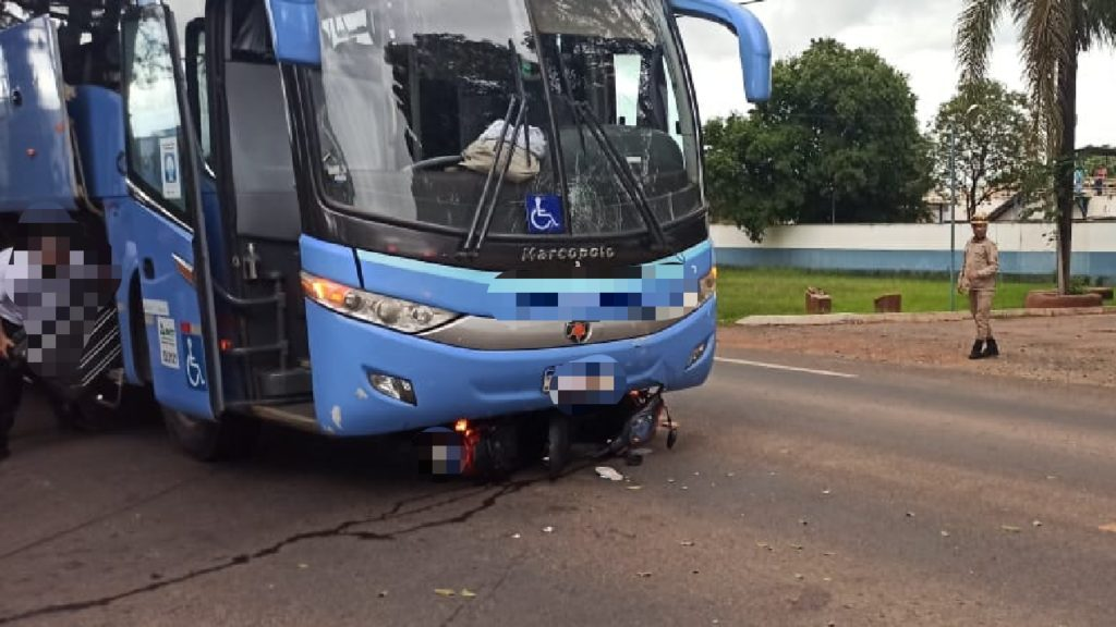 Motociclista fica ferida após colidir com ônibus em Caldas Novas
