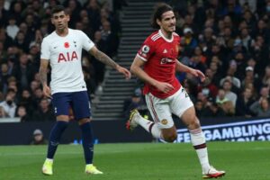 Cavani comemora gol pelo Manchester United