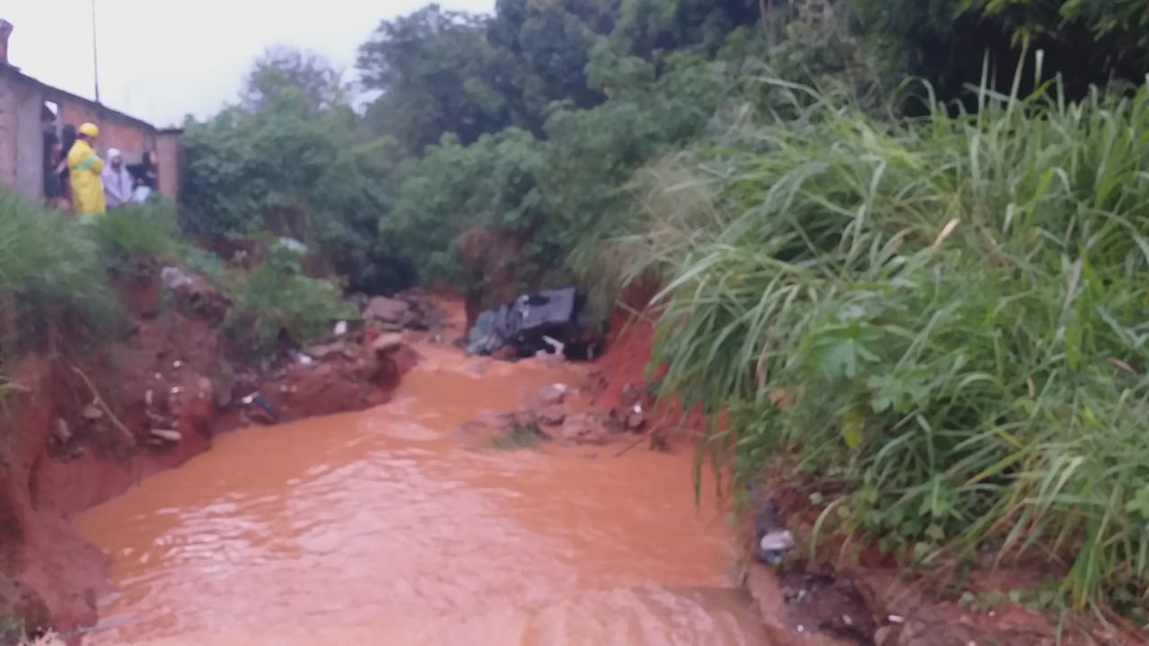Ocupantes do veículo saltaram do carro ao verem que não conseguiriam controlá-lo (Foto: Bombeiros)