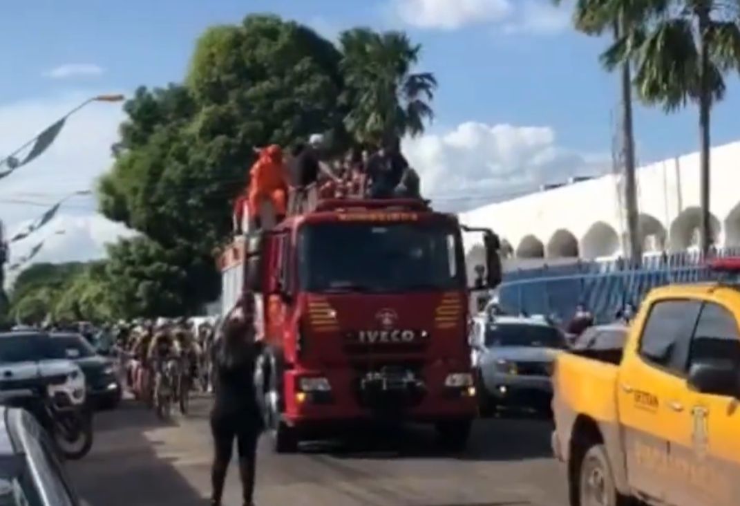 Cortejo com corpo do cantor Maurílio percorre ruas de Imperatriz, no Maranhão