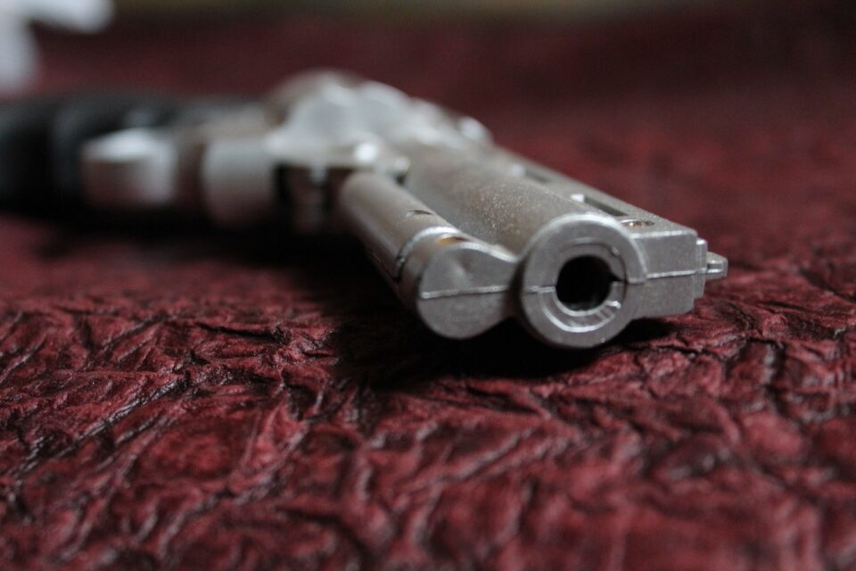 Médico foge após matar a esposa a tiros em apartamento de Luziânia (Foto: Pixabay)