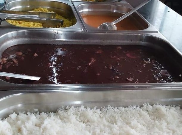 feijoada servida no buffet