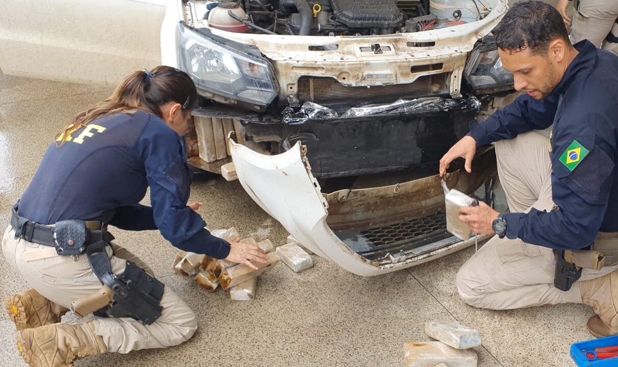 PRF apreende 127 quilos de maconha escondida em para-choque, na BR-060