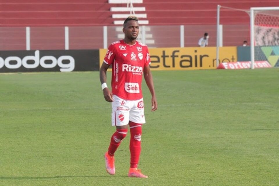 Kelvin em jogo pelo Vila Nova
