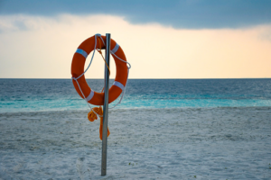 Corpo de Bombeiros resgata goianos que foram arrastados por corrente marítima em praia da Paraíba