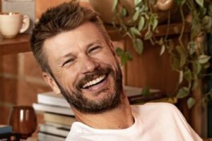 Rodrigo Hilbert cadeira Apresentador é conhecido nas redes sociais como "faz-tudo". Rodrigo Hilbert transforma pá e vassoura em cadeira: veja resultado