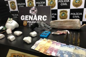 Primos são presos após esconderem drogas em laje e chuveiro, em Luziânia