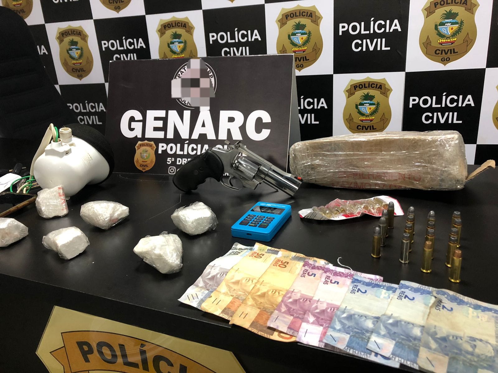 Primos são presos após esconderem drogas em laje e chuveiro, em Luziânia