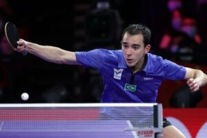 Hugo Calderano durante partida de tênis de mesa