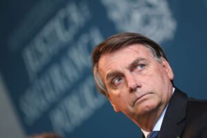 Presidente é alvo de seis inquéritos na Justiça que vão de vazamento de dados a espalhar fake news investigações contra Bolsonaro Bolsonaro volta a afirmar que o preço dos combustíveis irá cair