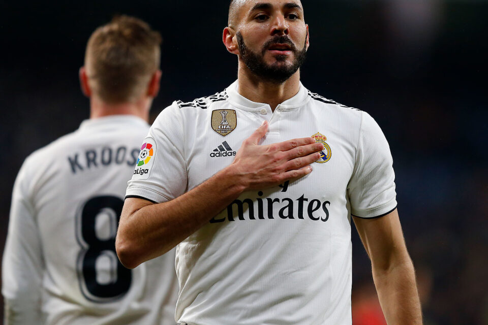 Benzema comemorando gol pelo Real Madrid