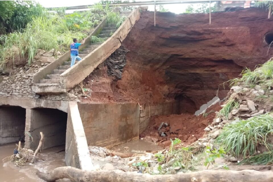 Erosão atinge BR-153, em Aparecida (Foto: Defesa Civil - Divulgação)