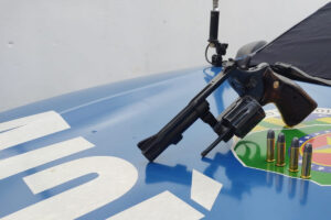 Polícia prende homem com arma e munições em Trindade