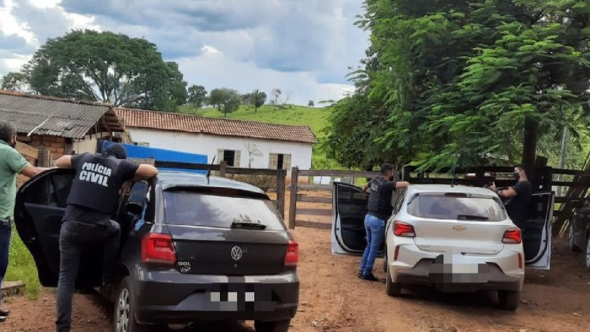 Os dois suspeitos encontraram a vítima e o acusaram de estar se envolvendo com a ex-companheira de um dos deles