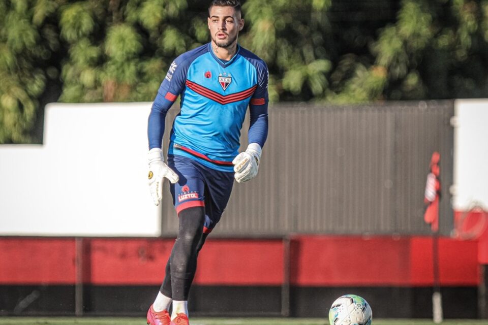 Jean em treinamento do Atlético-GO, onde jogou na temporada 2020