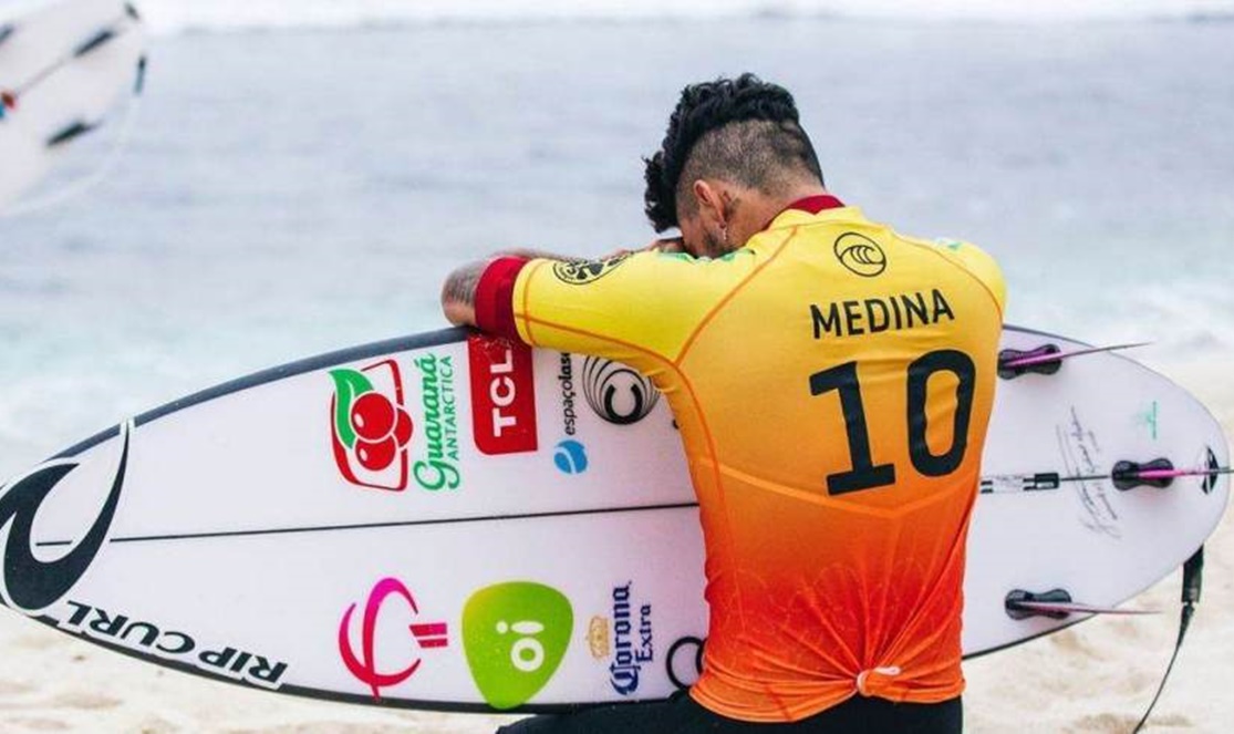 Gabriel Medina faz oração antes de entrar no mar