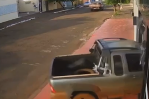 Homem é flagrado invadindo igreja com um carro, em Jataí