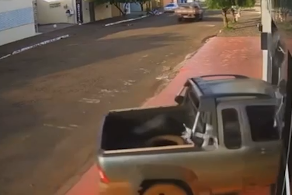 Homem é flagrado invadindo igreja com um carro, em Jataí