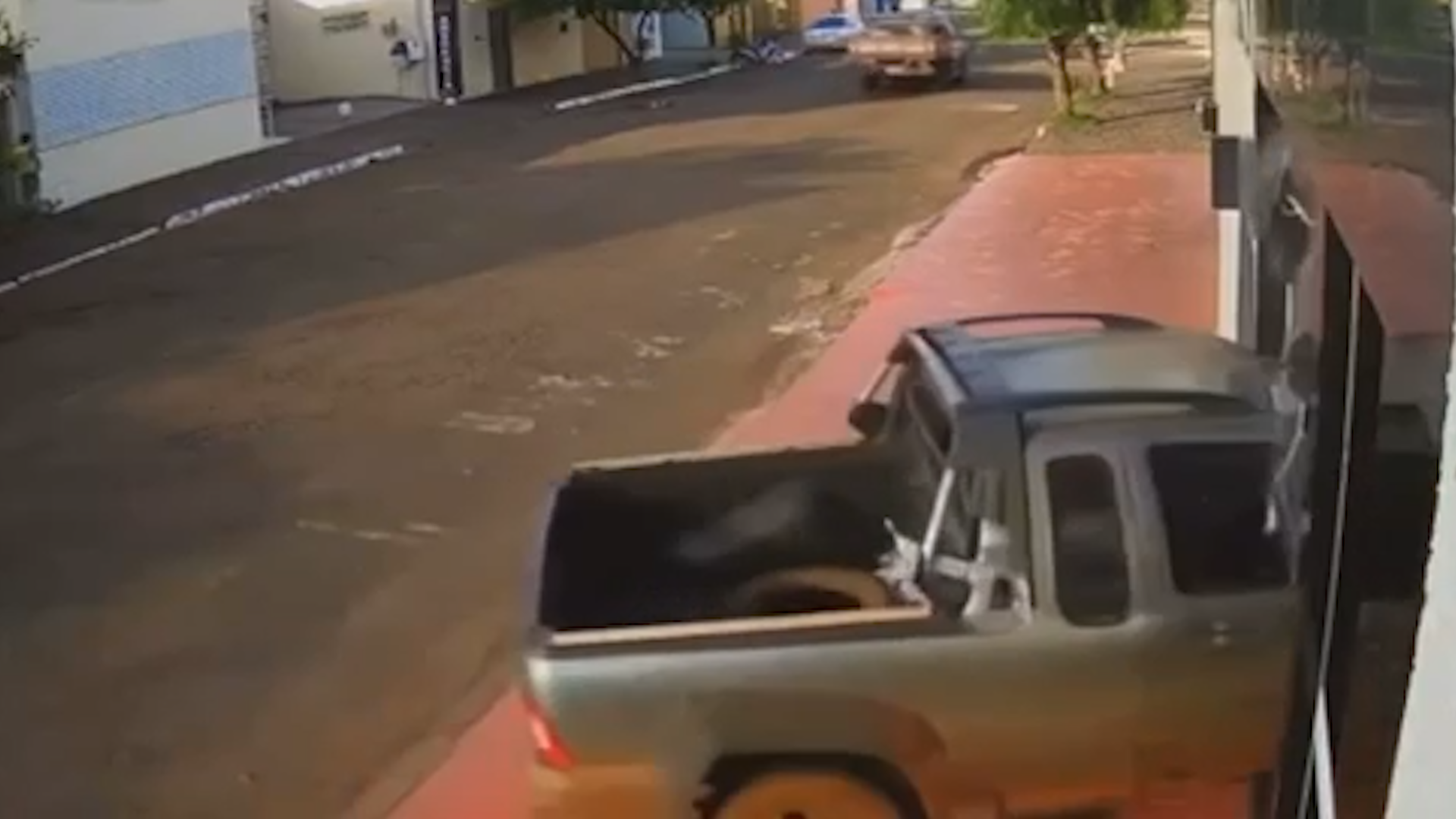 Homem é flagrado invadindo igreja com um carro, em Jataí