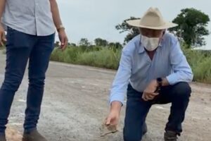 Caiado faz vistoria na GO-447 em Divinópolis e encontra asfalto em péssimas condições