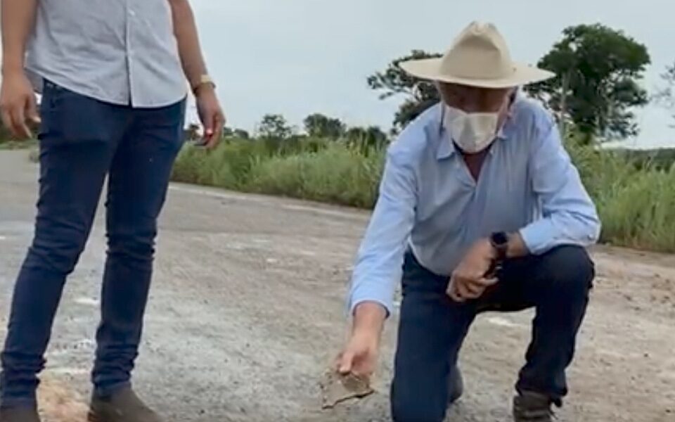 Caiado faz vistoria na GO-447 em Divinópolis e encontra asfalto em péssimas condições