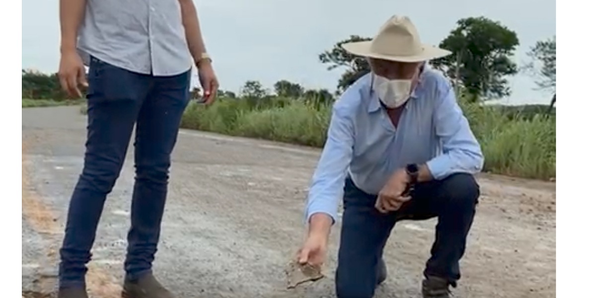 Caiado faz vistoria na GO-447 em Divinópolis e encontra asfalto em péssimas condições