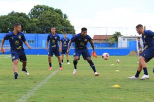 Alan Mineiro treinando na Aparecidense