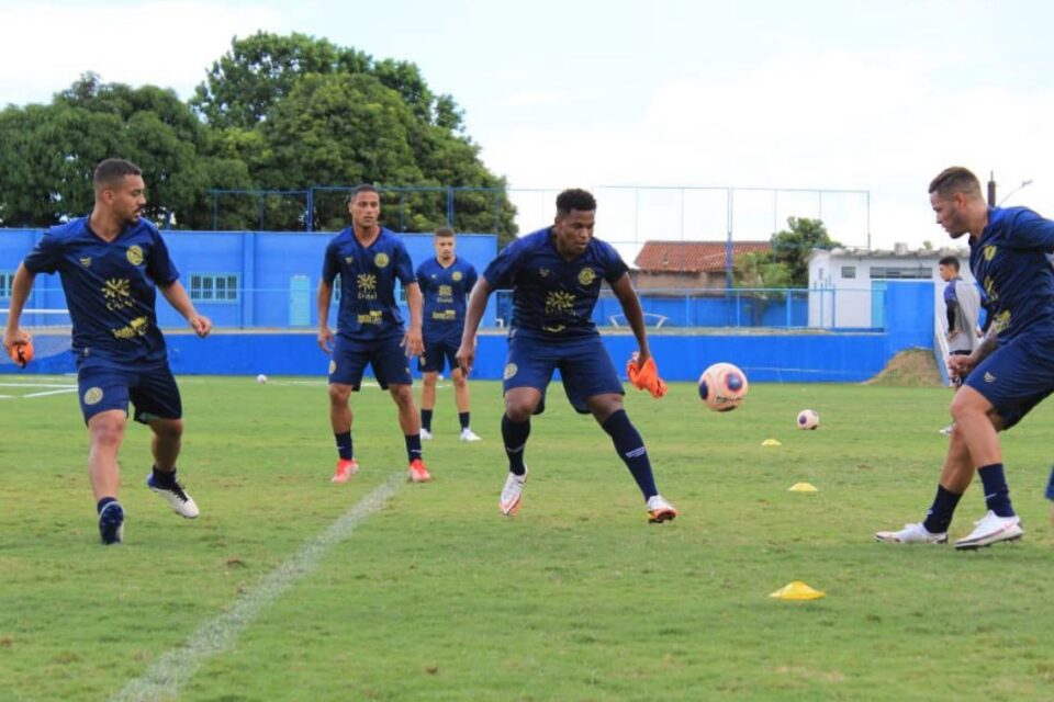 Alan Mineiro treinando na Aparecidense