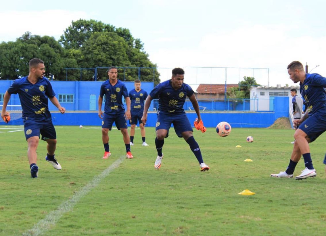 Alan Mineiro treinando na Aparecidense