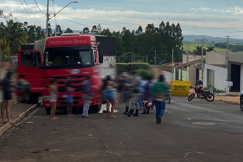 Caminhoneiro morre após ser atropelado pela própria carreta em Jataí