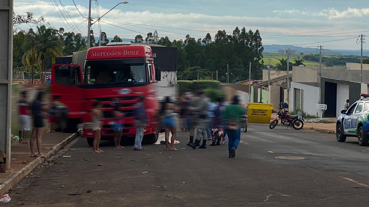 Caminhoneiro morre após ser atropelado pela própria carreta em Jataí