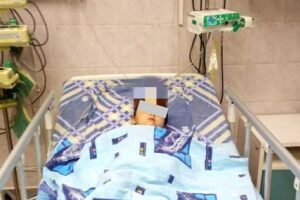 Uma mulher foi presa por arremessar a filha dentro da jaula de um urso no zoológico de Tashkent, no Uzbequistão. (Foto: Daily Mirror)