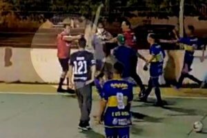 O árbitro de uma partida amadora de futsal sacou uma arma e apontou para jogadores na Praia do Cassino, no Rio Grande do Sul. (Foto: reprodução)