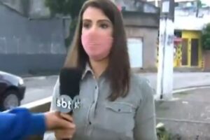 Homem arranca microfone de repórter e xinga equipe do SBT ao vivo; Vídeo