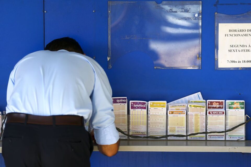 O concurso 2.446 da Mega-Sena deve pagar hoje (22) o prêmio de R$ 22 milhões a quem acertar as seis dezenas. (Foto: Marcelo Camargo/Agência Brasil)